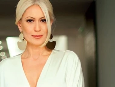 Μαρία Μπακοδήμου: Ο τρελός χορός της με βρεγμένα μαλλιά και τζιν σορτσάκι